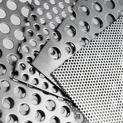 Gepersonaliseerde lengte decoratieve geperforeerde metalen roestvrij staal platen / platen 304 316L rollend plaat