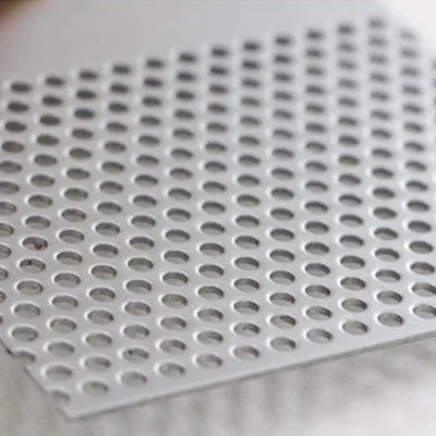 Gepersonaliseerde lengte decoratieve geperforeerde metalen roestvrij staal platen / platen 304 316L rollend plaat