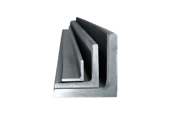 Q195-Q420-serie Kwaliteit 135 Grade Carbon Steel Angle Steel Bar Cutter en Punching 6mm met mild staal plain oppervlak