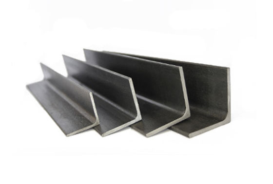 Q195-Q420-serie Kwaliteit 135 Grade Carbon Steel Angle Steel Bar Cutter en Punching 6mm met mild staal plain oppervlak