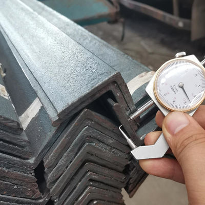 Q195-Q420-serie Kwaliteit 135 Grade Carbon Steel Angle Steel Bar Cutter en Punching 6mm met mild staal plain oppervlak
