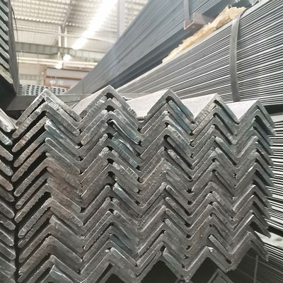Q195-Q420-serie Kwaliteit 135 Grade Carbon Steel Angle Steel Bar Cutter en Punching 6mm met mild staal plain oppervlak