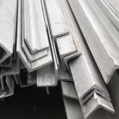 Niet-legerings L-vormige zachte staalhoekbalk ASTM a36 a53 Q235 Q345 gegalvaniseerd ijzeren engelstaal voor bouwondersteuningssystemen