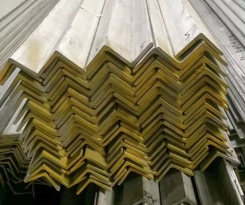 Niet-legerings L-vormige zachte staalhoekbalk ASTM a36 a53 Q235 Q345 gegalvaniseerd ijzeren engelstaal voor bouwondersteuningssystemen