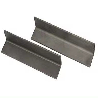 Q195-Q420-serie Kwaliteit 135 Grade Carbon Steel Angle Steel Bar Cutter en Punching 6mm met mild staal plain oppervlak
